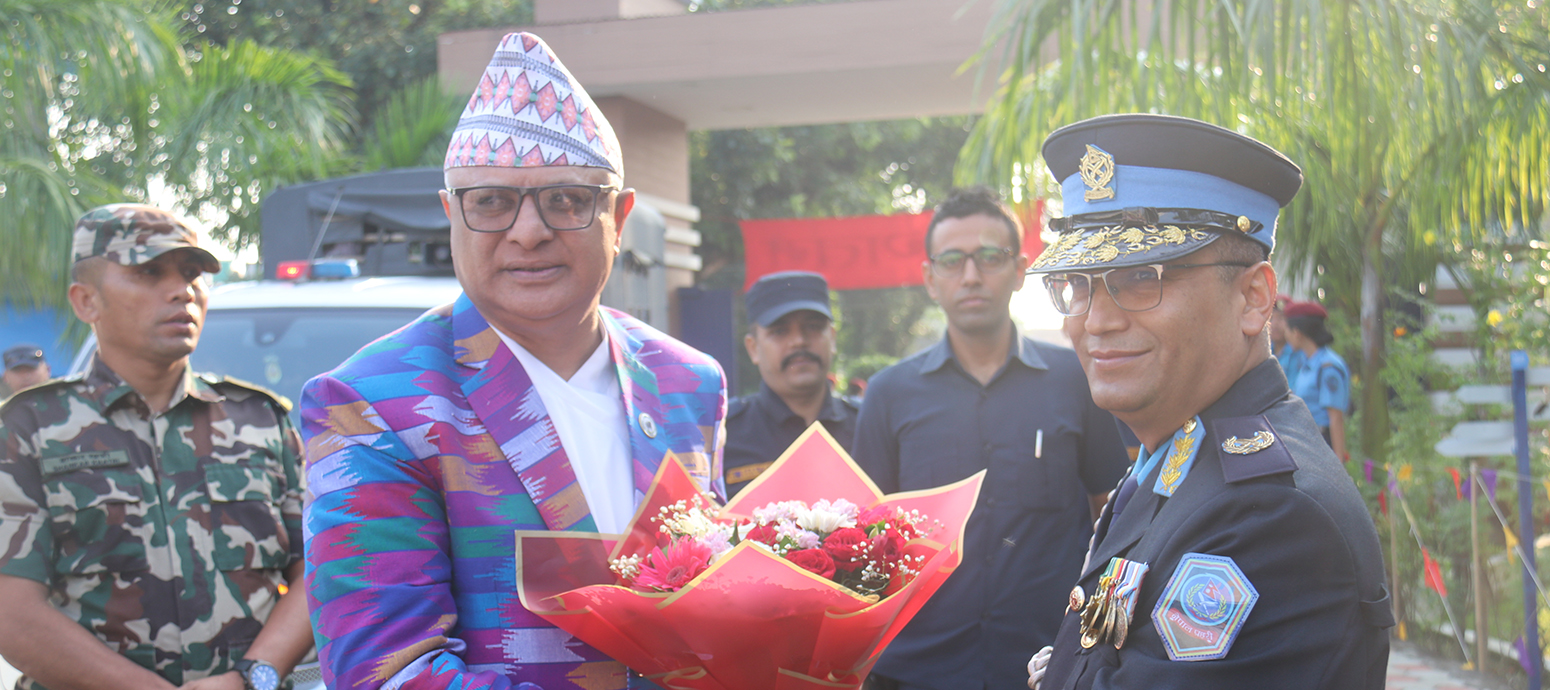 ७१ औ प्रहरी दिवसको अवसरमा आयोजित कार्यक्रममा प्रमुख अतिथि माननीय मुख्यमन्त्री हिक्मत कुमार कार्कीज्यूलाई स्वागत गर्नुहुदै प्र.ना.म.नि. शेखर खनालज्यू ।