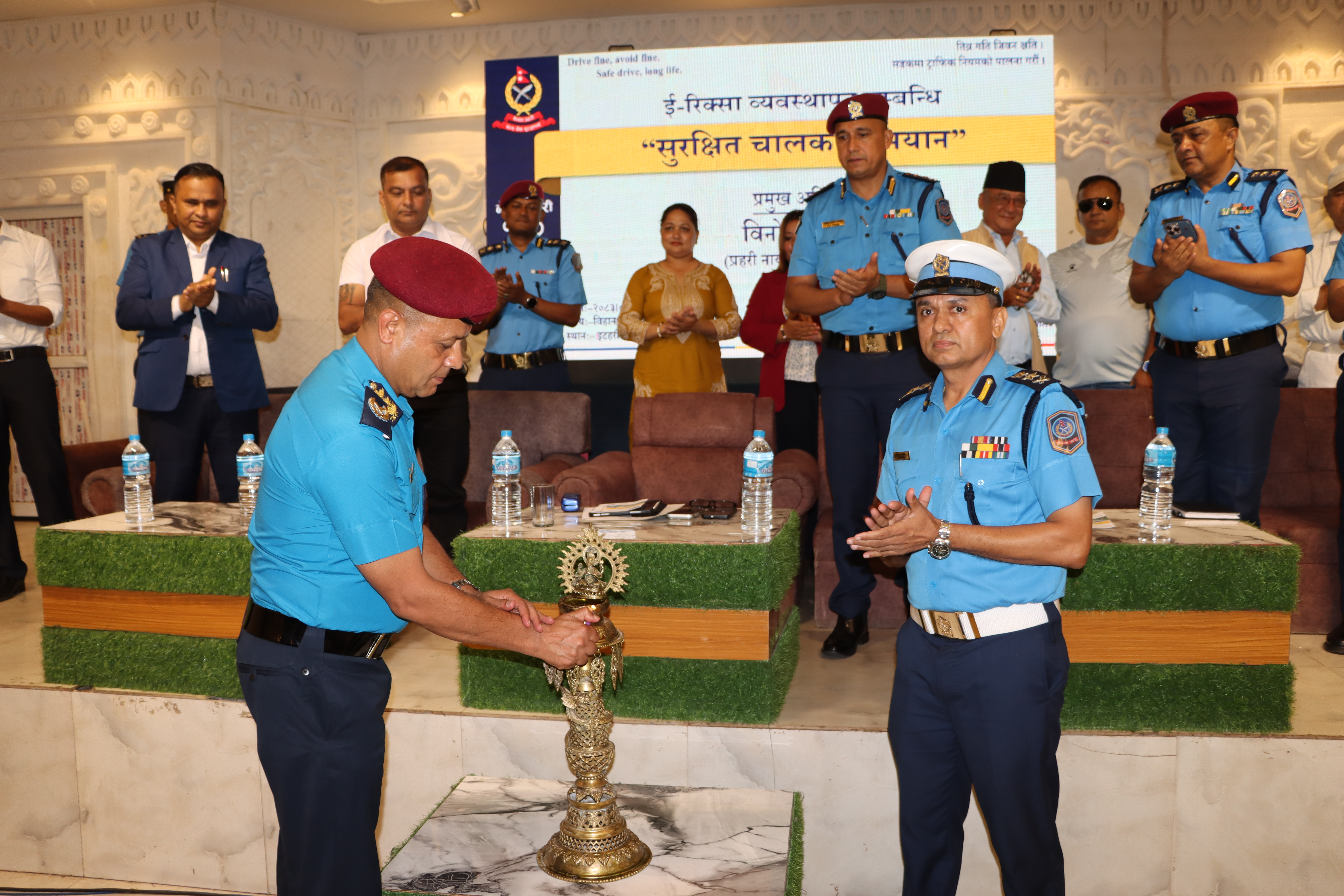 ई-रिक्सा चालकहरुको पोशाक बितरण कार्यक्रम उद्घाटन गर्नुहुदै कोशी प्रदेश प्रहरी प्रमुख प्रनामनि विनोद घिमिरेज्यू ।