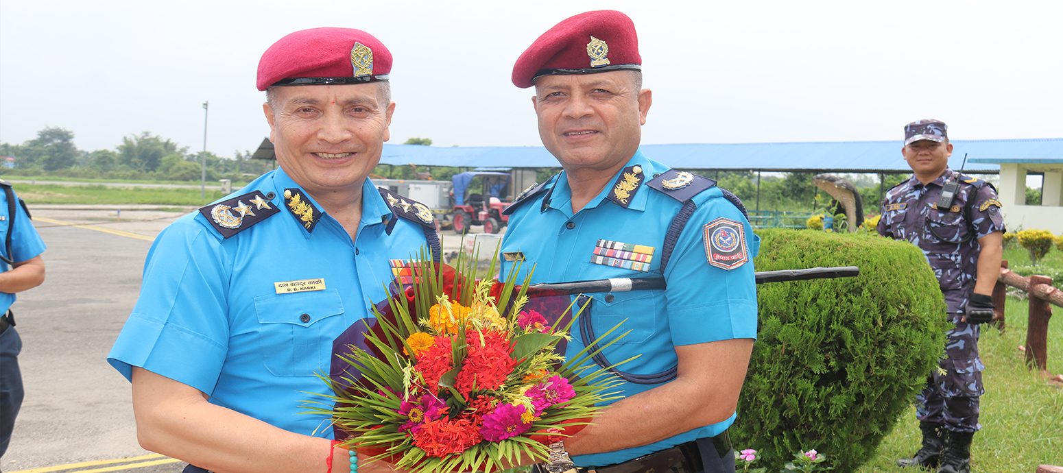प्रमनि दान बहादुर कार्कीज्यूलाई स्वागत गर्नुहुदै कोशी प्रदेश प्रहरी प्रमुख प्रनामनि बिनोद घिमिरेज्यू।