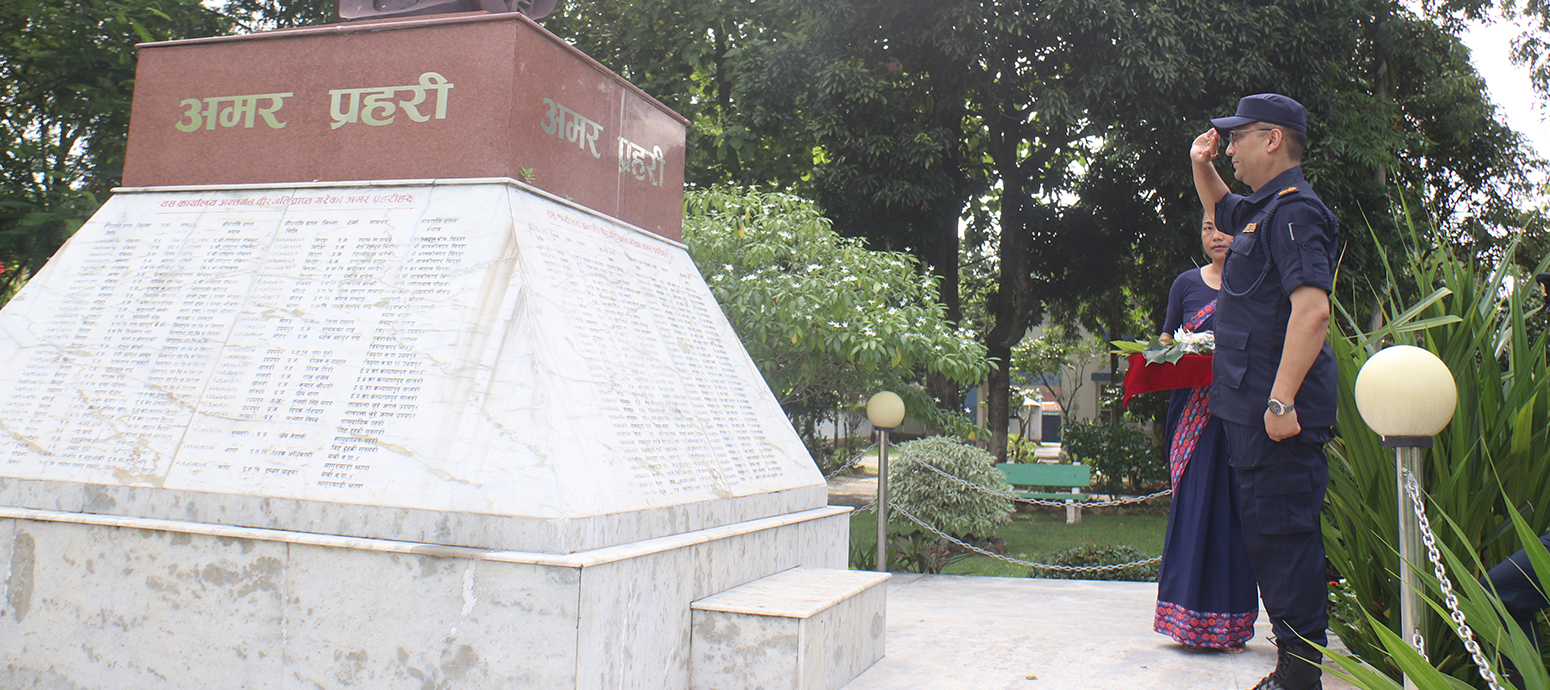 अमर प्रहरीहरु प्रति श्रद्दा सुमन अर्पण गर्नुहुँदै कोशी प्रदेश प्रहरी प्रमुख प्र.ना.म.नि. शेखर खनालज्यू ।