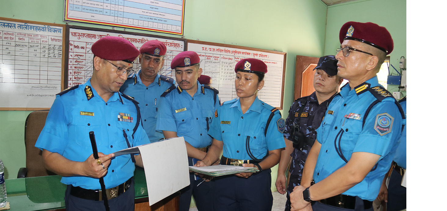 कोशी प्रदेश प्रहरी तालिम केन्द्र विराटनगरको निरीक्षण गर्नु हुँदै प्र.ना.म.नि. शेखर खनालज्यू ।